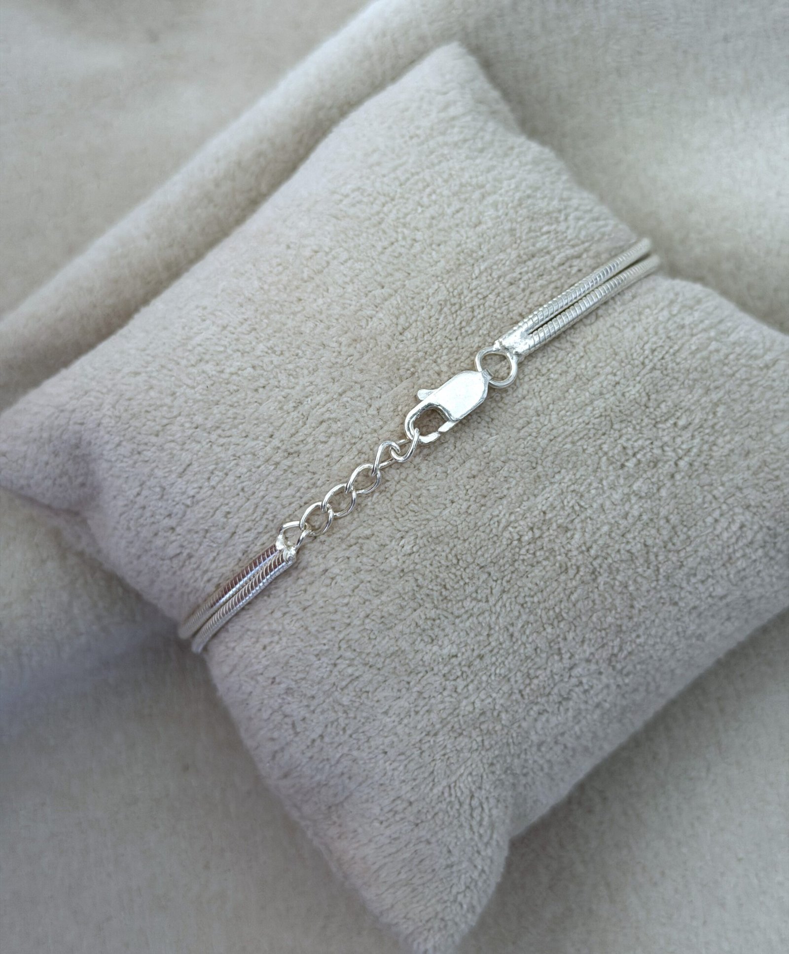 Infinity Knot Silver Chain rakhi - Image 4